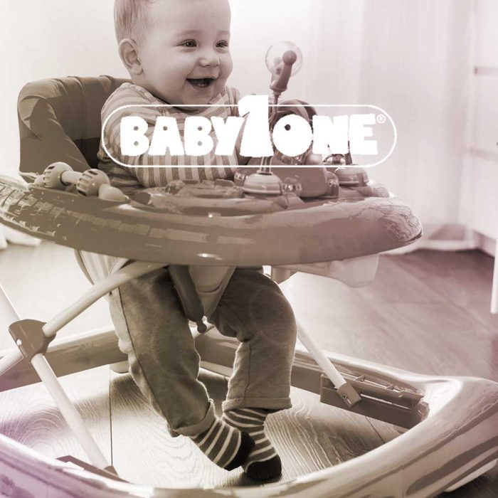 Baby spielt fröhlich in einem Kinderspielsitz von BabyONE.